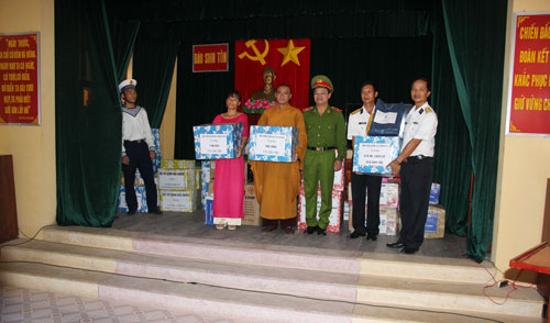 Thiếu tướng Đặng Xuân Khang đang trao quà cho các chiến sỹ và nhân dân trên đảo Sinh Tồn.